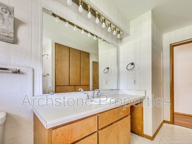 Building Photo - 3121 Lakeside Dr