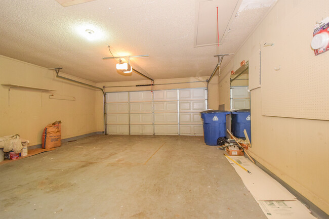 Building Photo - 3 Bedroom Townhouse - Northwest Hills