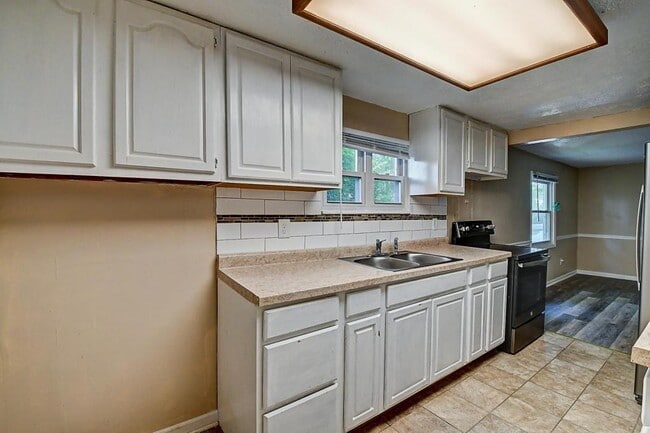 Building Photo - 2999 Clover Dr