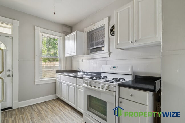 Building Photo - 407 Cambria St