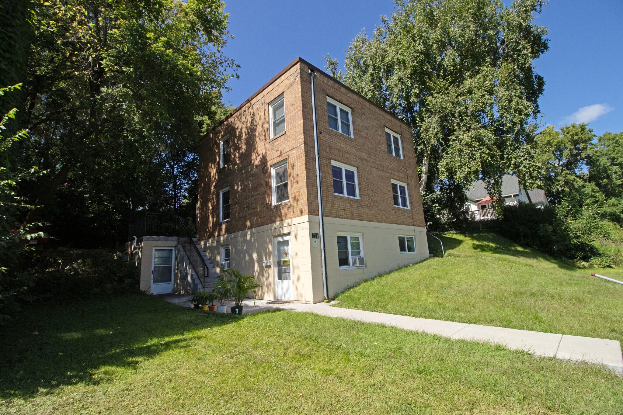 Building Photo - 701 5th Ave N
