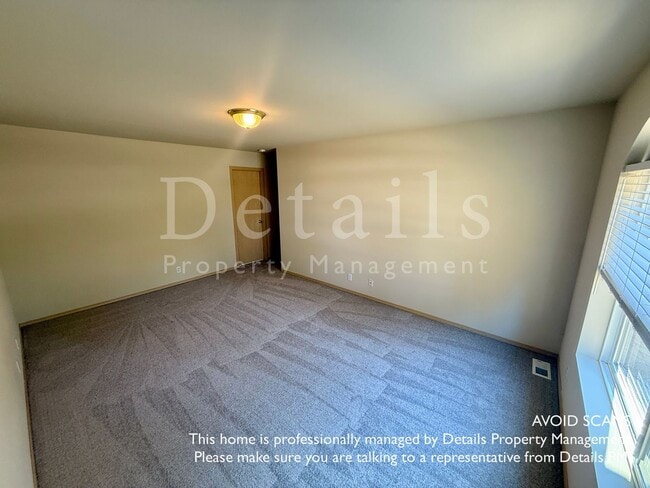 Building Photo - Large 3+ Bedroom Home in Port Orchard w/New Carpet & Paint