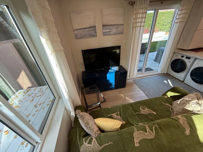 Building Photo - 8507 Croydon Ave