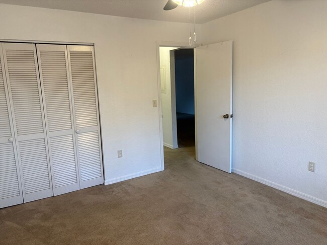 Building Photo - 4008 Oakview Dr