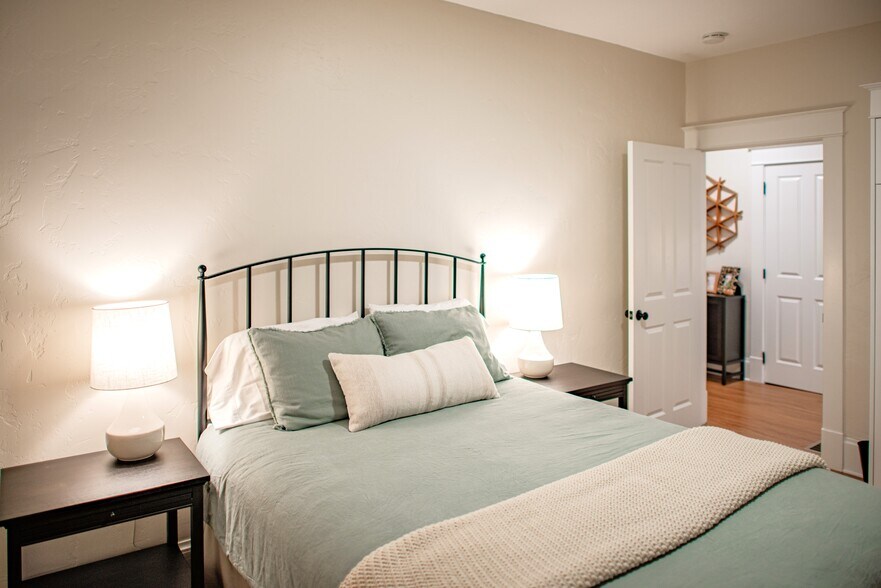 Building Photo - 1111 W 12th Ave