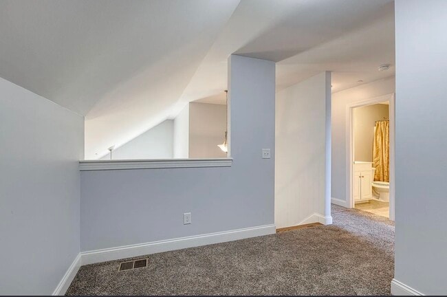 Building Photo - 1003 Irish Way