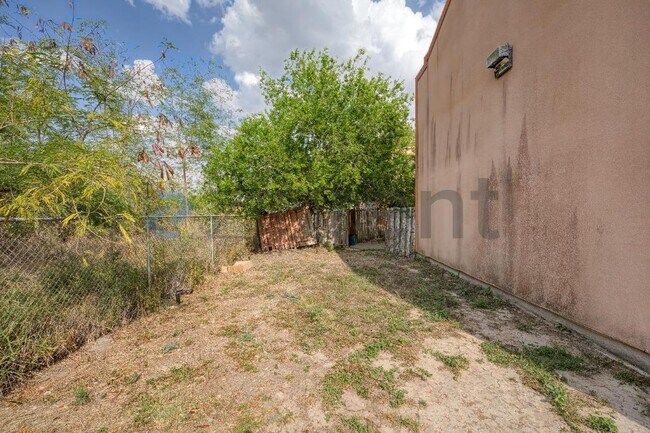 Building Photo - 815 E Sugarcane Dr