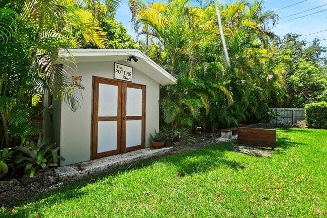 Building Photo - Stunning 4BR/3BA Pool Home with Outdoor Oa...