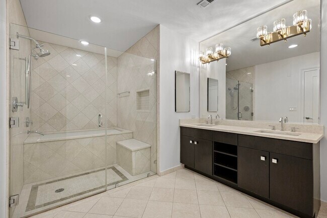 Building Photo - 250 Henley Pl