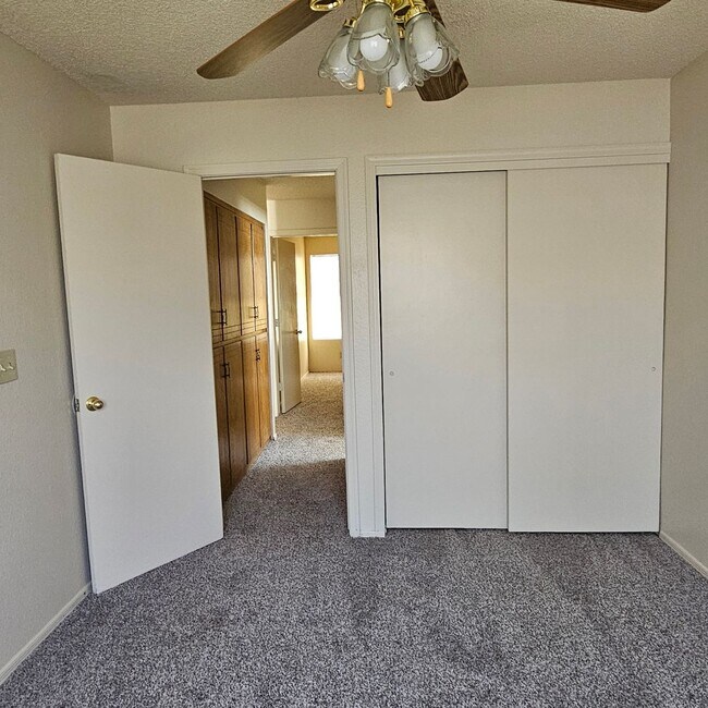 Building Photo - 3 bedroom corner unit for rent