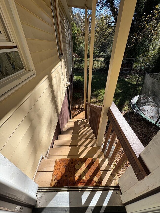 Building Photo - Move in special! First month rent is half off with approved application! 6 month lease option!