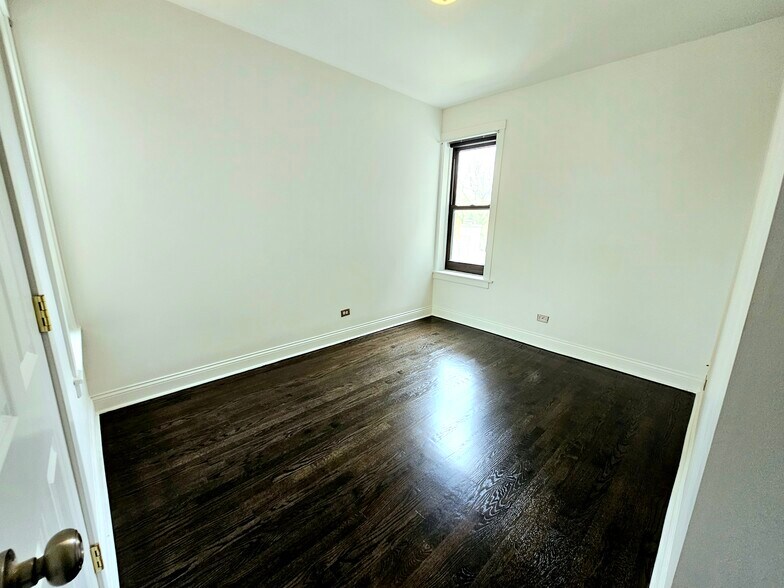 Building Photo - 2209 W Arthur Ave