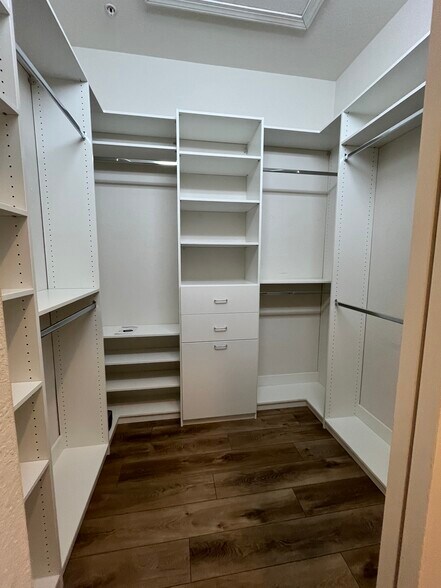 Mst Bed walk-in - 7877 Clemson St