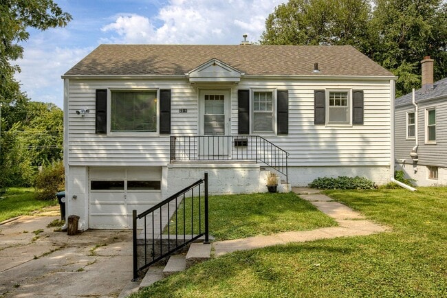 Primary Photo - Charming 2 Bedroom With Spacious Living In...