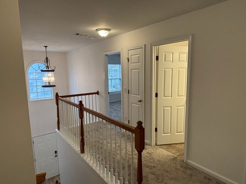 Building Photo - 27 Farm Brook Way