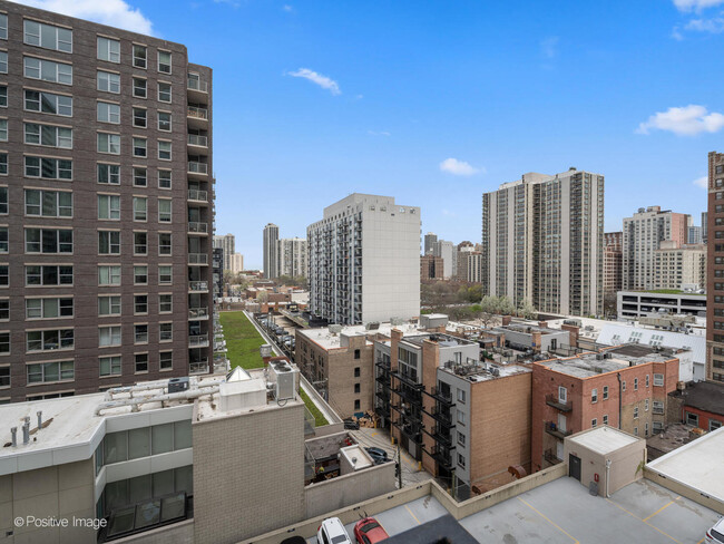 Building Photo - 1212N N La Salle Dr