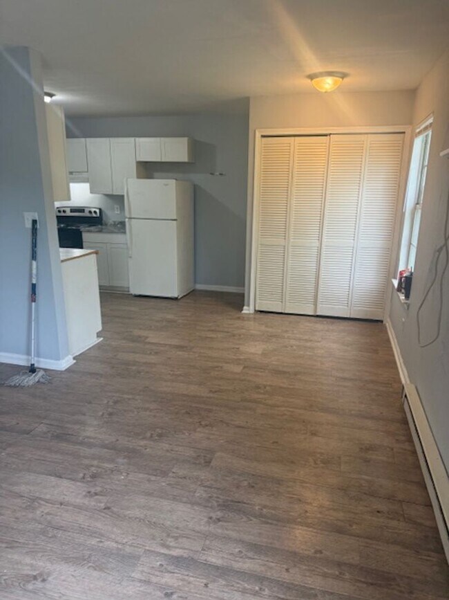 Building Photo - Three Bedroom Apartment in Norfolk