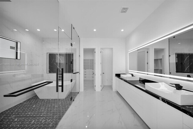 Building Photo - 4016 Chiquita Blvd S