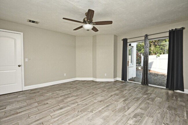 Building Photo - 621 Landings Pl