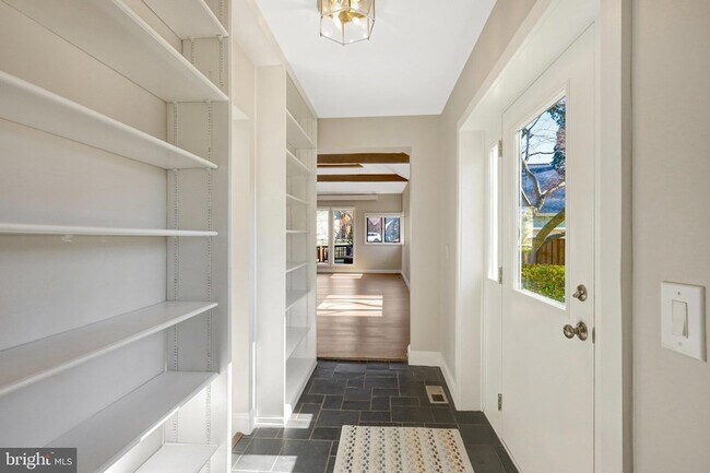 Building Photo - 2031 Hillside Dr