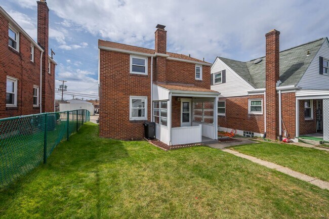 Building Photo - 826 Miller Ave