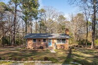 Building Photo - Charming 2-Bedroom Picturesque Furnished H...