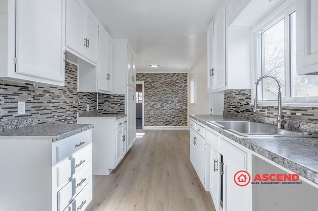 Building Photo - Charming 4 Bedroom Home!