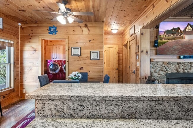 Building Photo - Sevierville 37876 - 3 bedroom, 3.5 Bath, 2486 sq. ft. Cabin and a 672 sq. ft. Studio above garage...