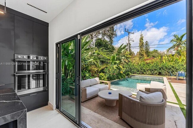 Building Photo - 445 NE 76th St