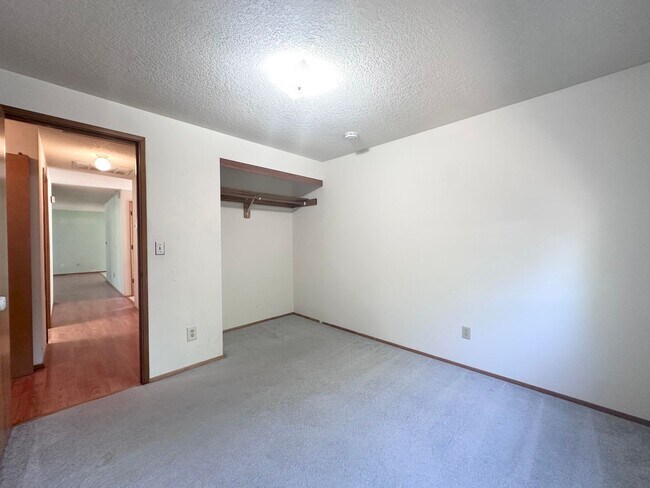 Building Photo - Wonderful centrally located Powell Butte 3...