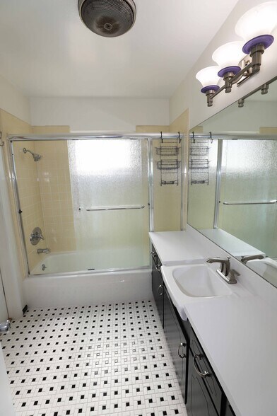 Building Photo - 1025 S Sherbourne Dr