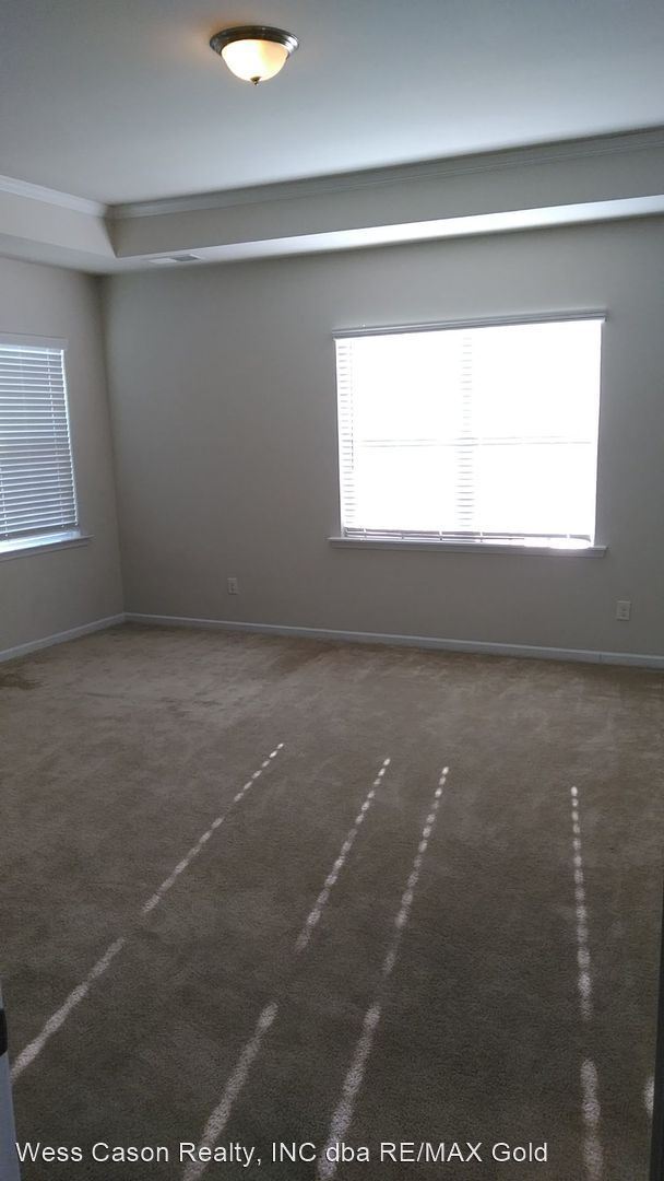 Building Photo - 4 br, 3.5 bath House - 6096 Cloverdale Drive