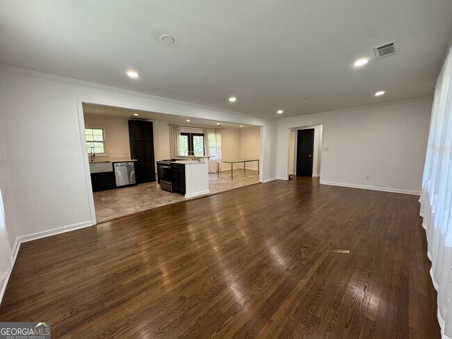 Building Photo - 995 Fleetwood Cir SW