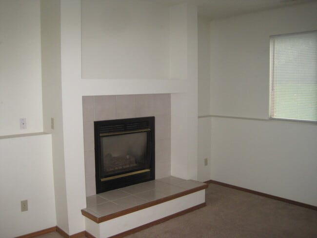 Building Photo - Near Ft Carson, 1342sf Bi-level, 3bd/2ba/2...