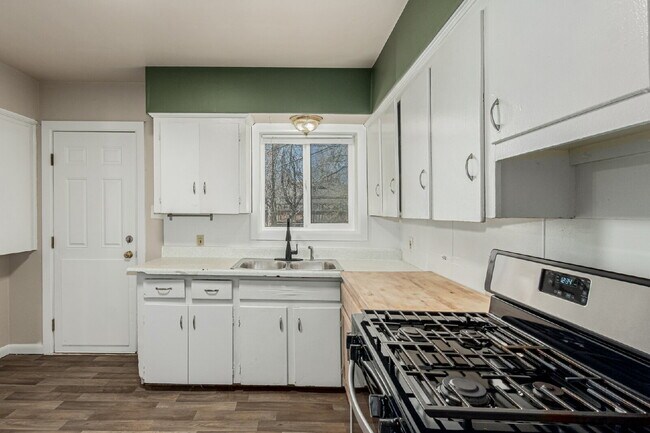 Building Photo - 1635 S Meade St