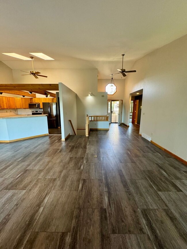 Building Photo - Well Maintained 3 bedroom end unit Townhom...