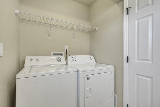 Building Photo - Updated end-unit townhouse for rent!