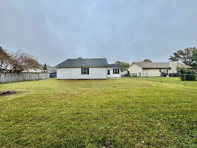Building Photo - 4 Bedrooms/2 Bath Ranch Home!