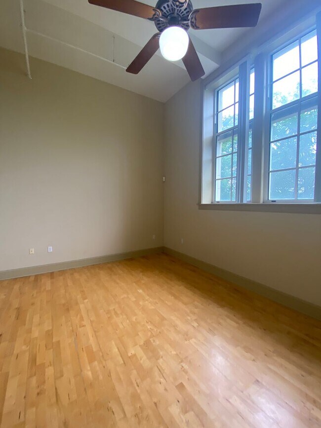 Building Photo - Renovated 2 Bed 1 Bath Apartment with W/D!