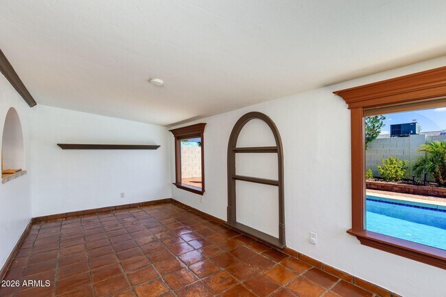 Building Photo - 2429 E Dahlia Dr