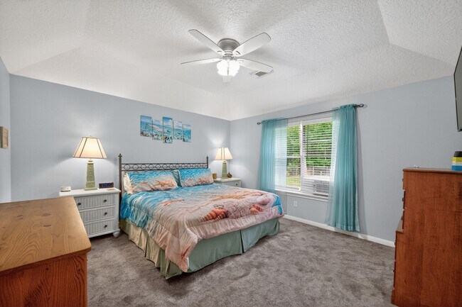 Building Photo - 1017 Pin Oak Dr