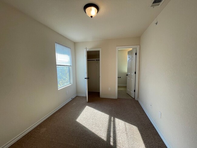 Building Photo - Town home for rent