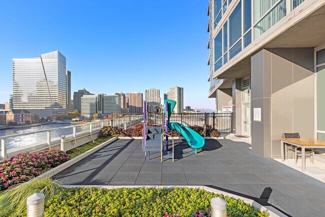 Building Photo - 2 2nd St