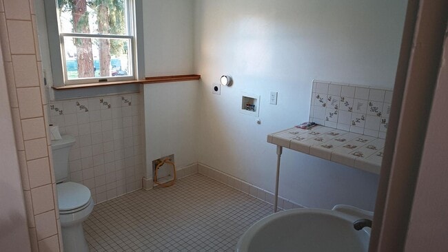 Building Photo - 6+ Bdrm Home Built 1895.  Close In.  With Pastures.