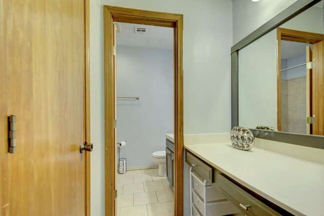 Building Photo - Great little modern and super clean home i...