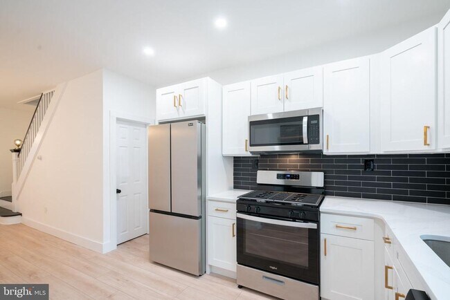 Building Photo - 170 Markle St