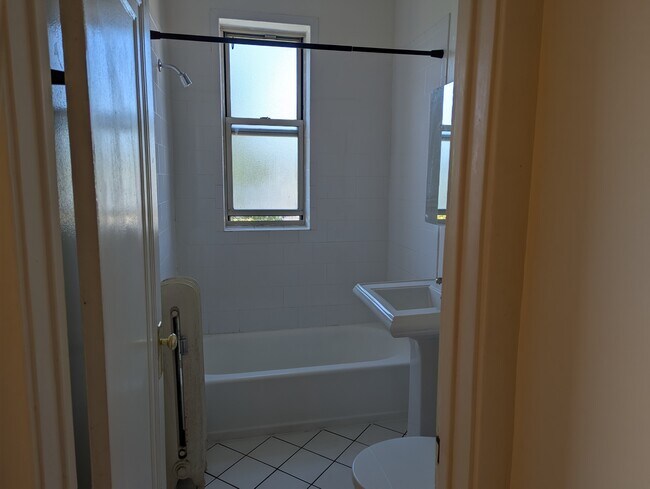 Building Photo - 435 N Lombard Ave