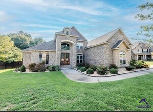 Building Photo - 111 S Carmenville Dr