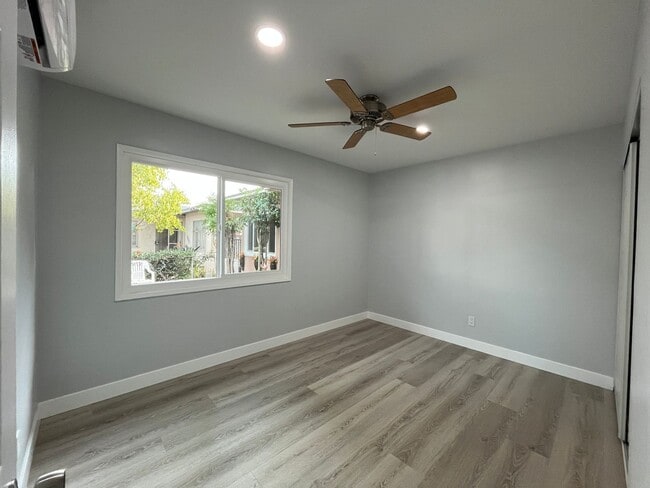 Building Photo - MOVE IN READY 2+1 in Panorama City FOR LEASE!