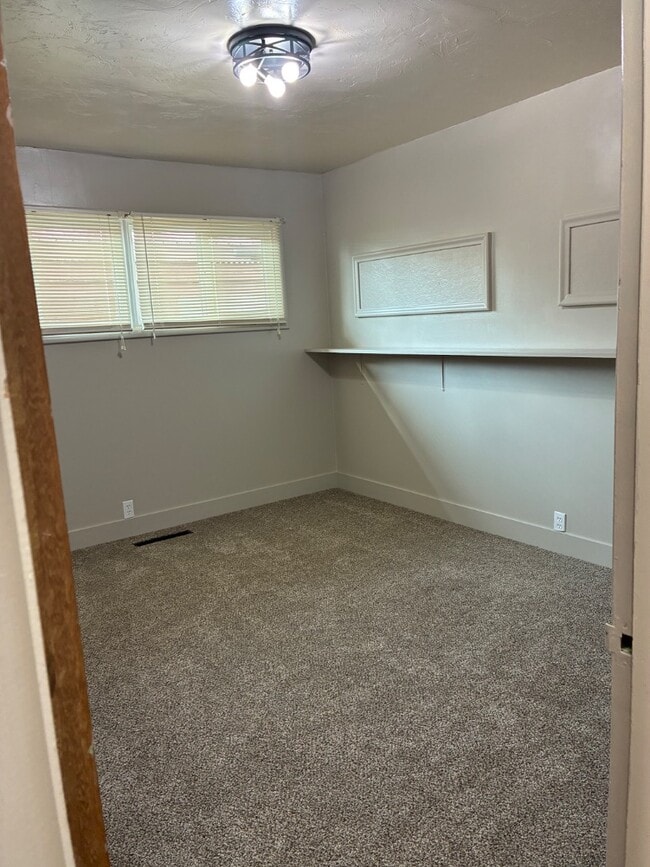 Building Photo - 1001 7th St